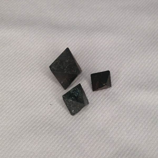 سنگ بلور مگنتیت سیاه 10 گرم